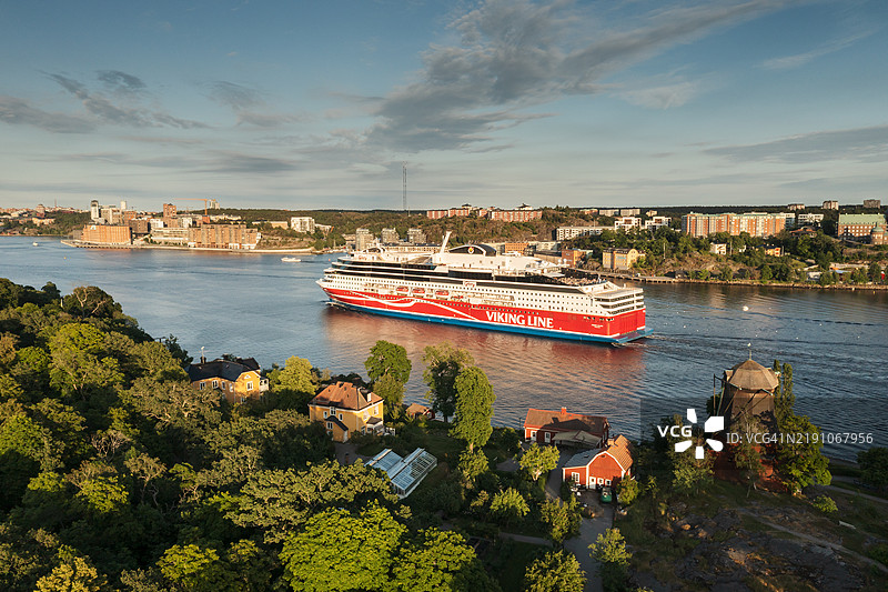 从都市港口驶向大海的游轮鸟瞰图。图片素材