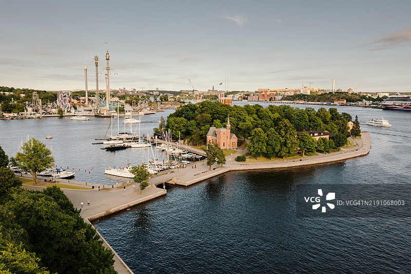 大城市中岛屿的鸟瞰图。图片素材