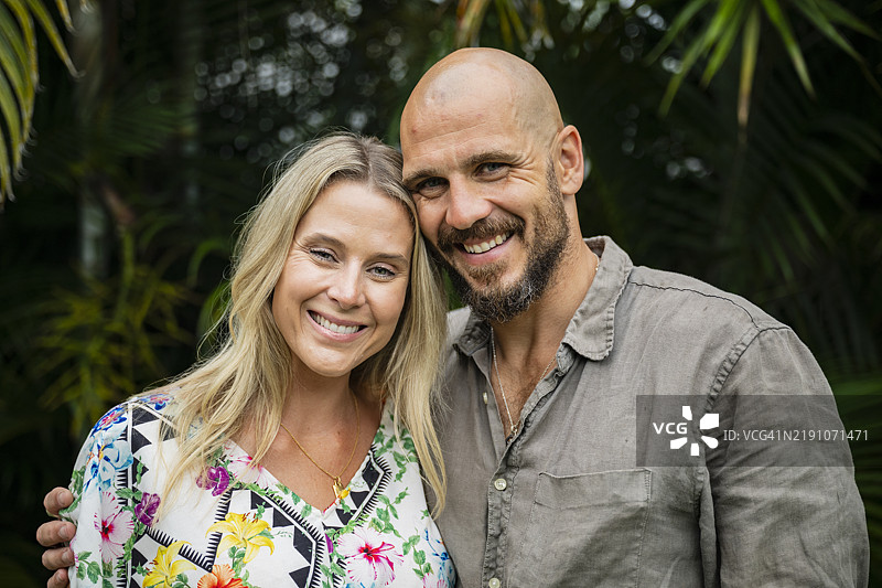 在拜伦湾后院快乐的情侣图片素材