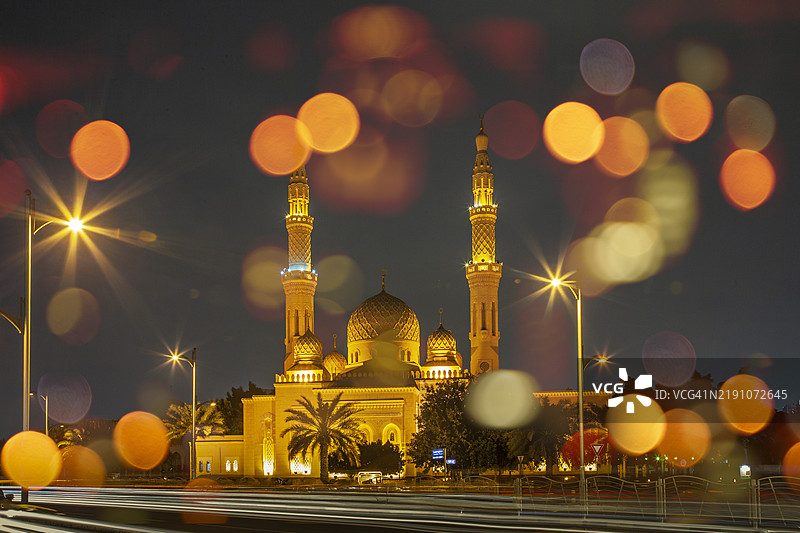 迪拜。夜晚的朱美拉清真寺。图片素材