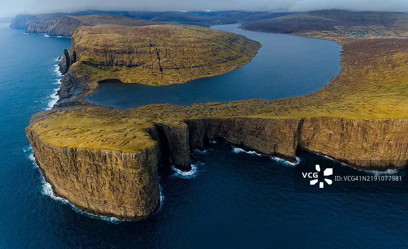 法罗群岛索尔瓦格湖及悬崖的鸟瞰图图片素材