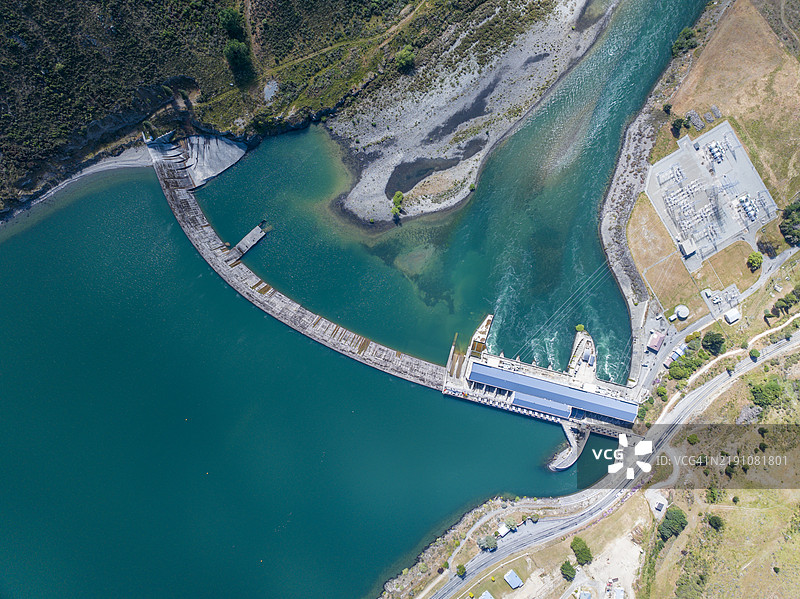 无人机视角下的水坝、桥梁和水库景观图片素材