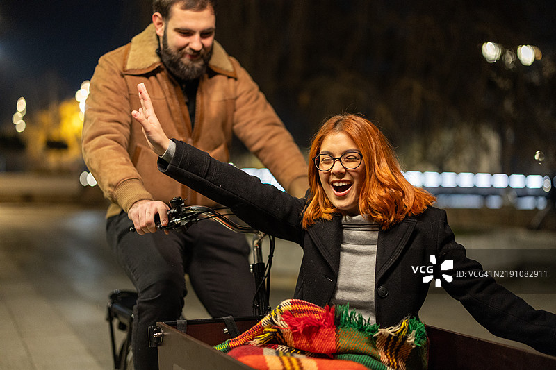 享受情人节的骑行图片素材