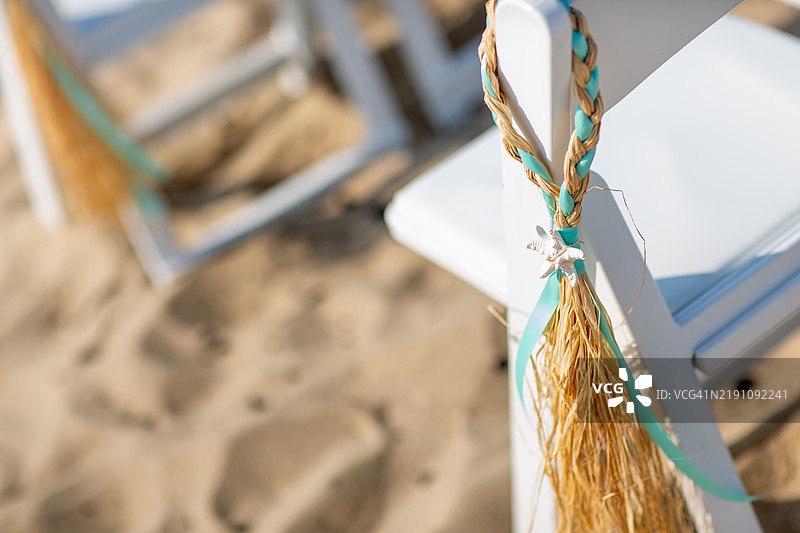 户外婚礼椅背和装饰的特写图片素材