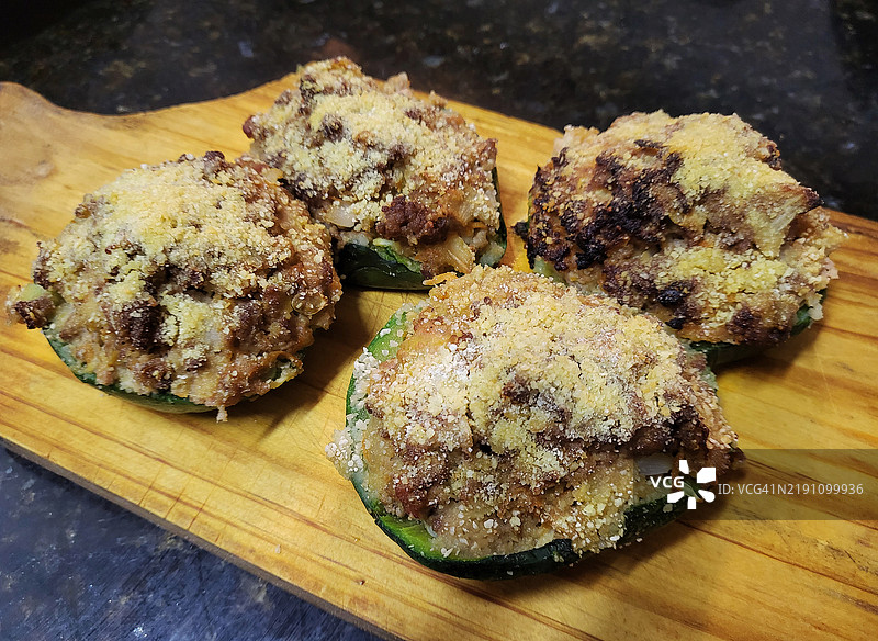 肉末填充的西葫芦图片素材