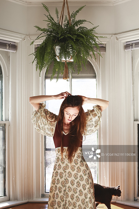 复古风格的1970年代女性，1970年代时尚复古裙，波西米亚嬉皮风格图片素材