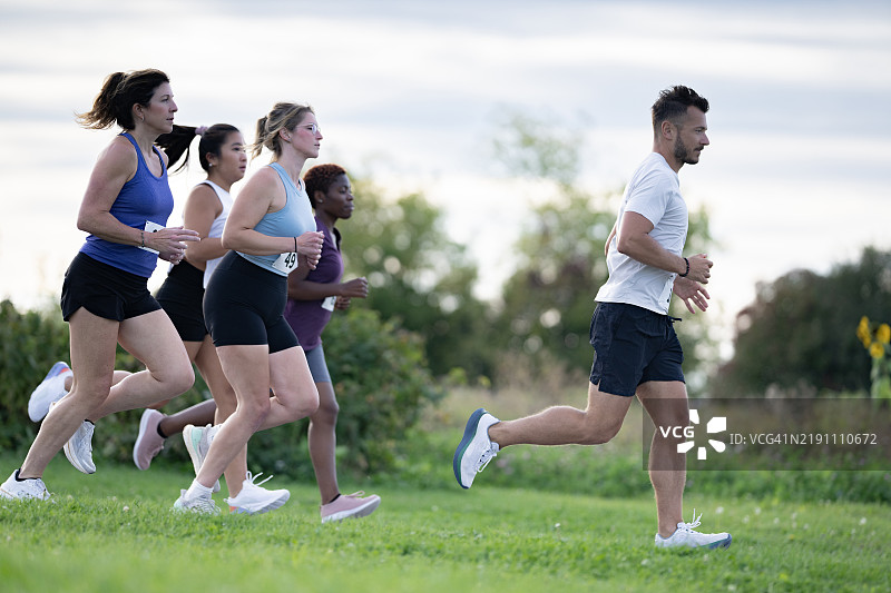 成人跑步比赛图片素材