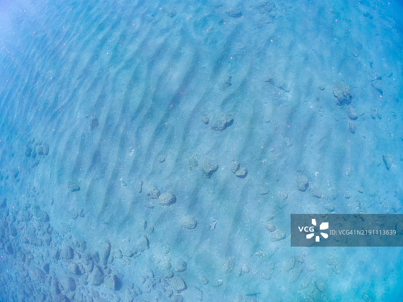 美丽的白色沙底，透明度良好。静冈县伊豆半岛南伊豆中木的平藏滨海滩 - 2024年。图片素材