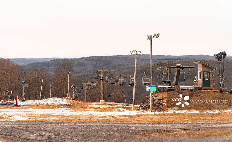 宾夕法尼亚山区的淡季滑雪缆车和小屋。图片素材