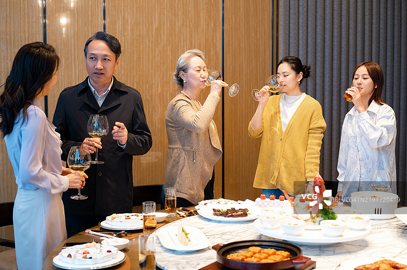 一些亚洲人在参加商务宴会图片素材