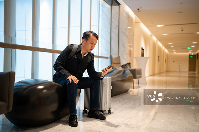 亚洲中年男子在豪华酒店内图片素材