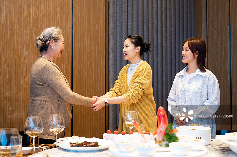 亚洲老年女性与年轻女性一起参加宴会图片素材