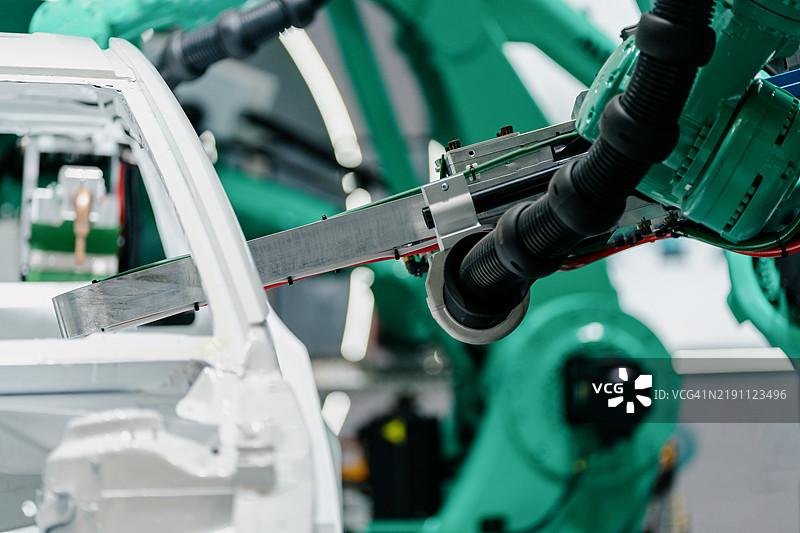 汽车工厂中的机器人手臂工作图片素材
