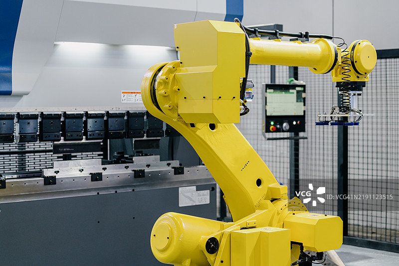 工厂中的机器人手臂工作图片素材