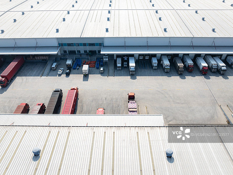 卡车在物流仓库装载货物图片素材