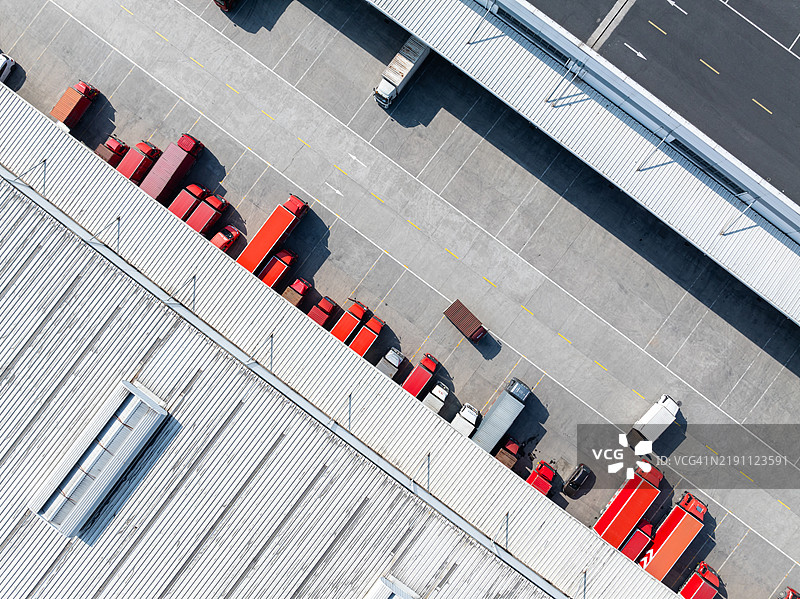 卡车在物流仓库装载货物图片素材