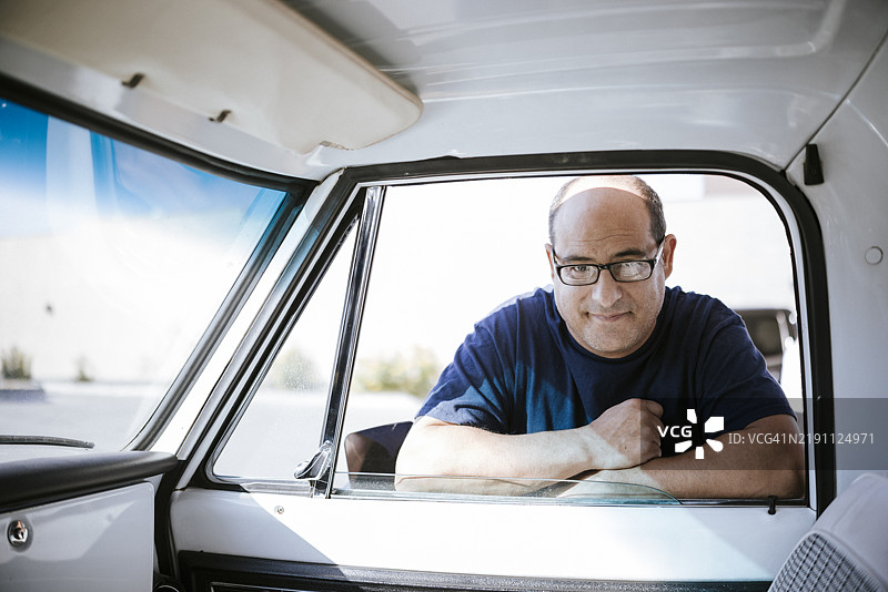 透过经典车辆窗户看人的肖像图片素材