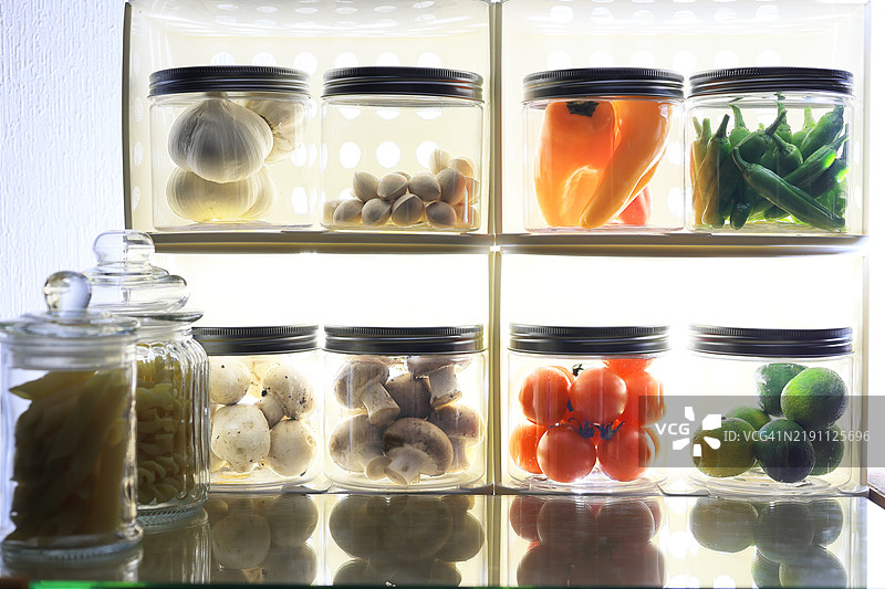 透明罐中的食材变化，背光效果图片素材