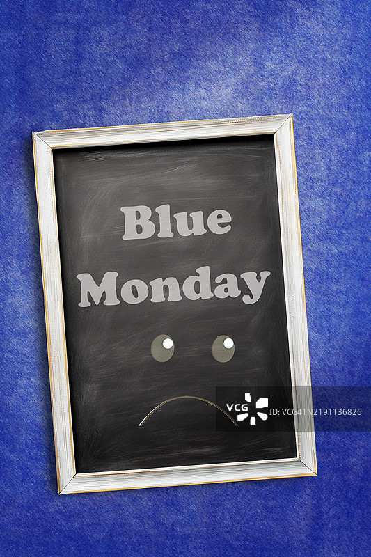 蓝色星期一的粉笔字图片素材