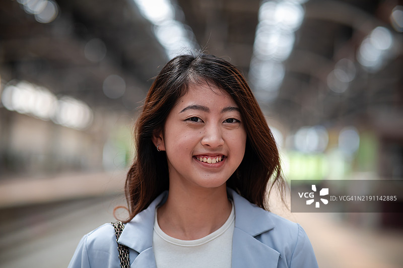 年轻的亚洲女性企业家微笑着看向镜头图片素材