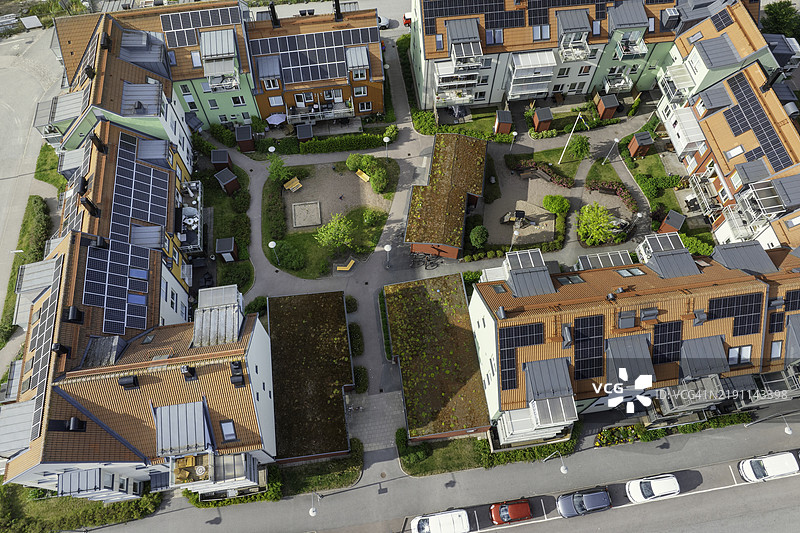 现代公寓楼的鸟瞰图，带有内院和太阳能电池板图片素材