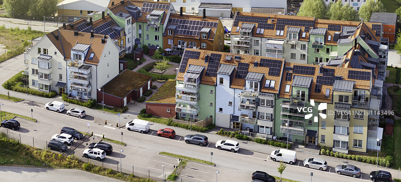 现代住宅区配备太阳能电池板图片素材