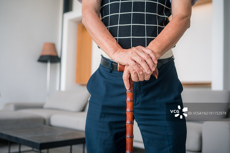 现代优雅：一位快乐绅士的肖像图片素材