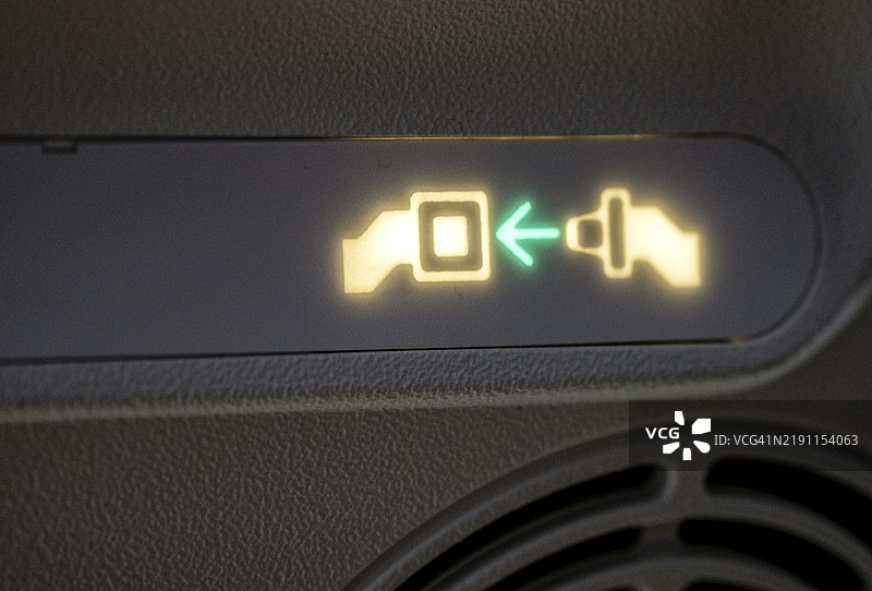 飞机安全标志，解开安全带。图片素材