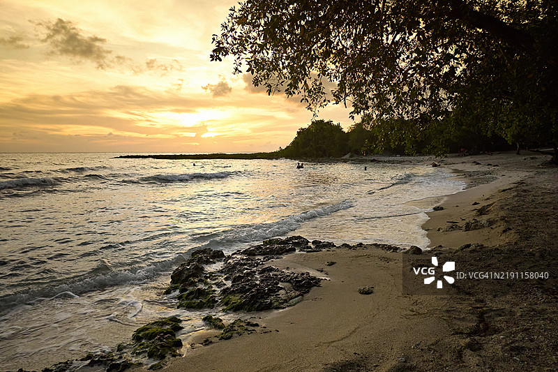马加拉尼斯海滩的日落海景图片素材