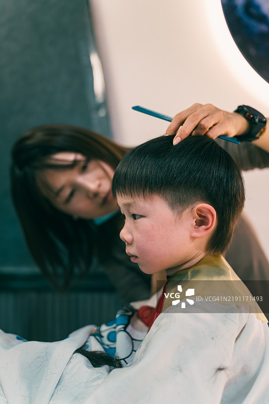男孩在理发店理发图片素材