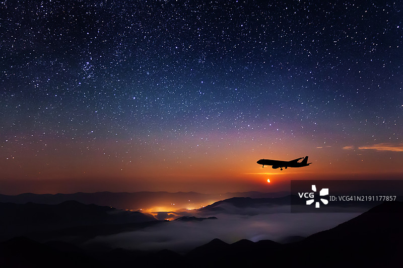 夜晚山中的星空下的飞机图片素材