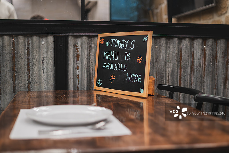 餐厅桌子上的黑板菜单，准备迎接顾客图片素材