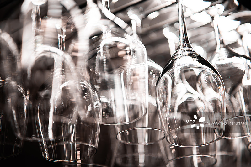 酒杯倒挂在酒吧里，准备迎接欢乐时光图片素材