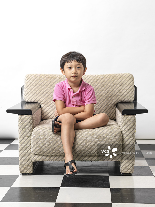 在摄影棚拍摄的家庭肖像。图片素材