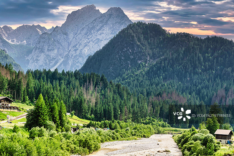 意大利威尼托州圣斯特法诺·迪·卡多雷村附近的美丽风景。雄伟的多洛米蒂山脉，拍摄于2024年6月。图片素材