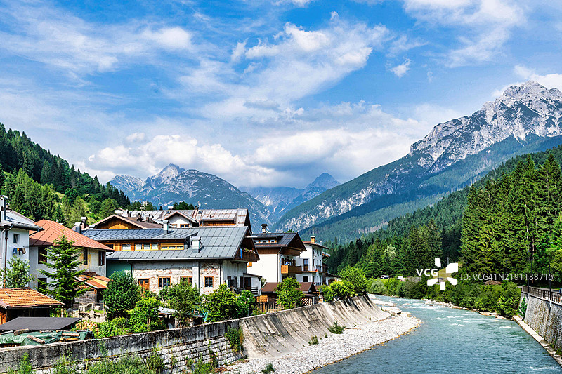 意大利威尼托的圣斯特法诺·迪·卡多雷镇。照片展示了穿过小镇的皮亚韦河以及雄伟的多洛米蒂山脉的美丽。照片拍摄于2024年6月的白天。图片素材