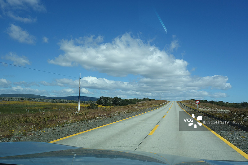 在南智利的公路上。图片素材