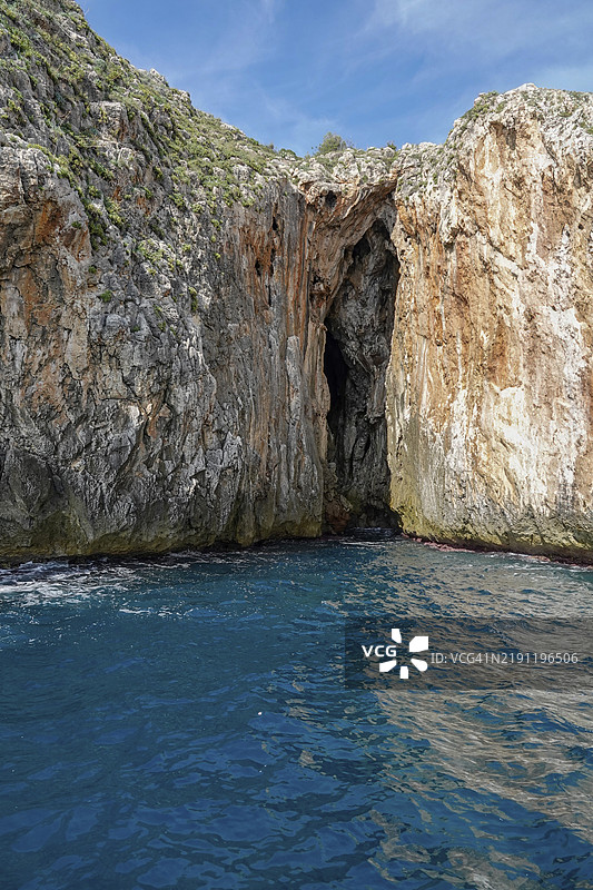 意大利萨伦托地区圣玛利亚迪莱乌卡海岸的海洞图片素材