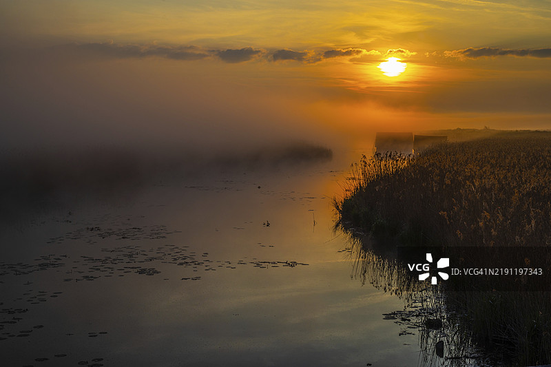 晨雾中的费德尔湖氛围图片素材