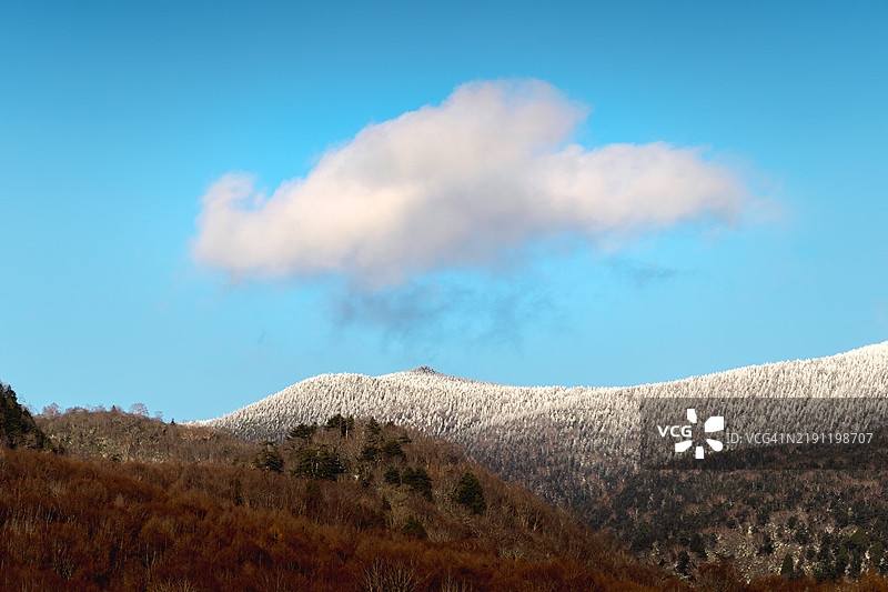 山上的云彩图片素材