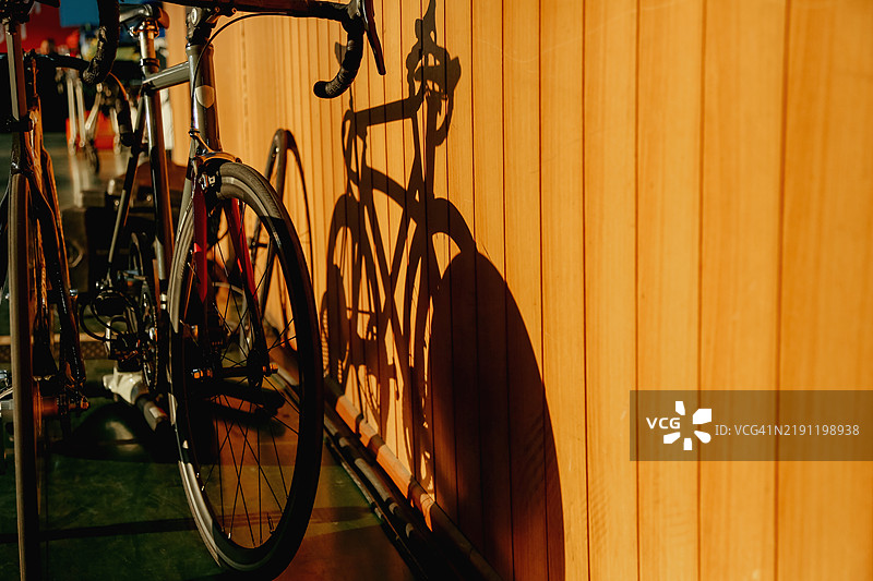 自行车细节。抽象运动背景。正面视角的赛车自行车轮与金属链条。图片素材