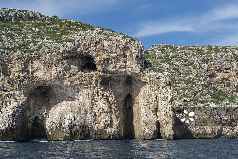 意大利萨伦托地区圣玛利亚·迪·莱乌卡海岸的海洋洞穴图片素材