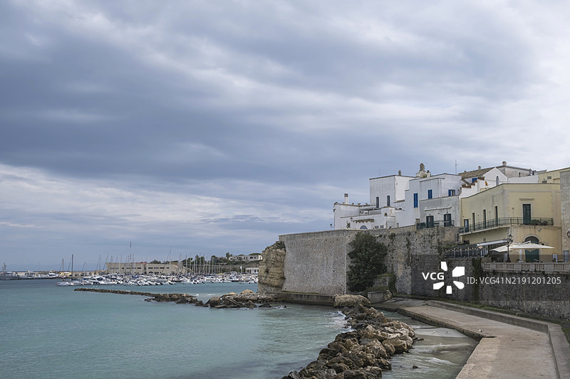 奥特朗托的港口和老城区，阿普利亚，意大利南部，意大利，欧洲图片素材