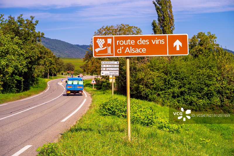 法国阿尔萨斯地区亨纳维尔附近的阿尔萨斯葡萄酒之路标志图片素材