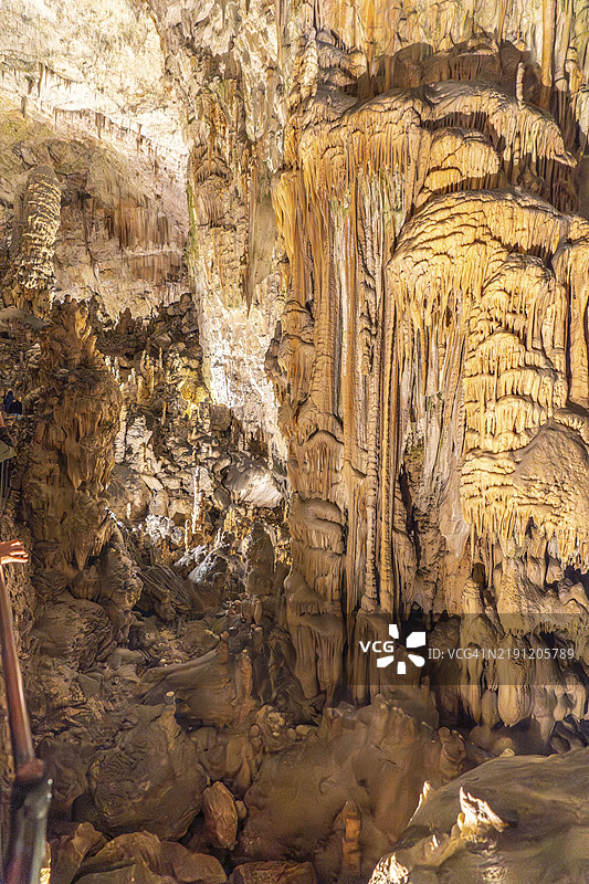 游客们惊叹于斯洛文尼亚著名景点波斯托伊纳洞穴内令人惊艳的钟乳石和石笋 formations。图片素材