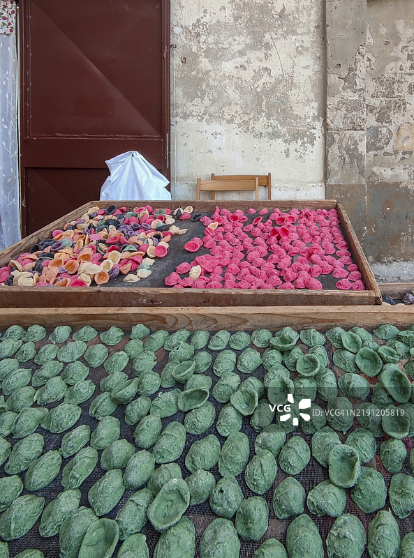 色彩鲜艳的新鲜耳朵面出售，巴里，阿普利亚，意大利南部，意大利，欧洲图片素材