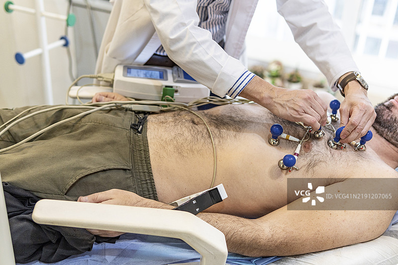 患者正在接受心脏检查。医生正在进行心电图检查。图片素材