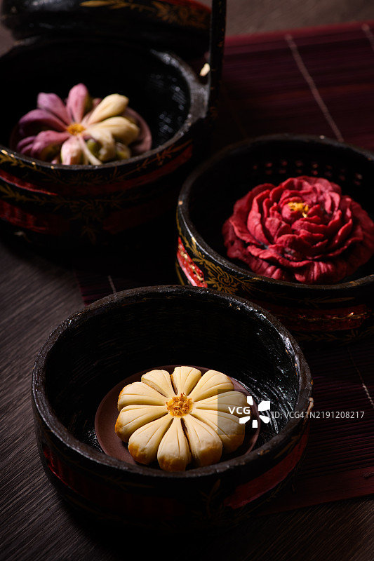 传统中式饼干放在铁盒中图片素材