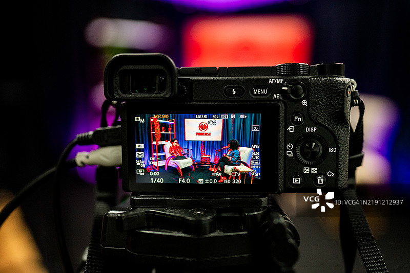 摄影棚中拍摄播客的相机特写镜头图片素材