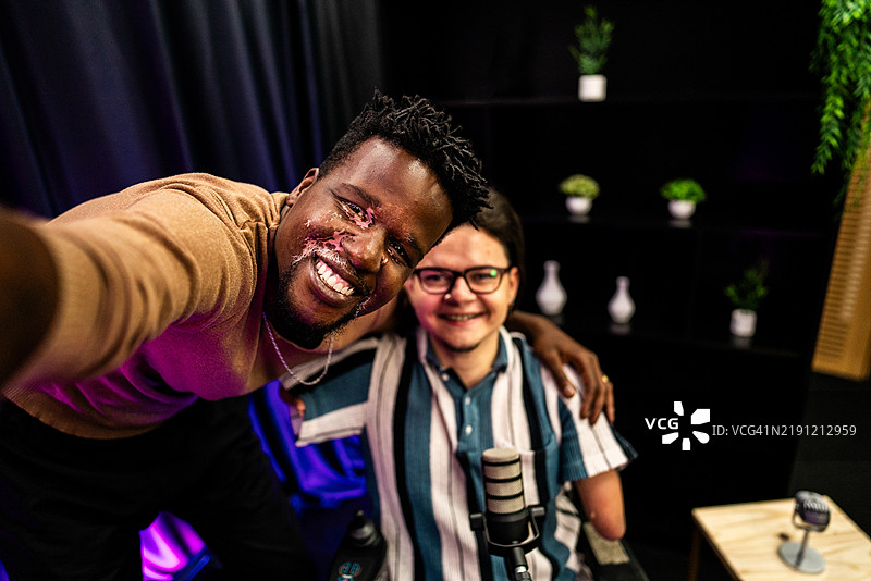 朋友们在播客工作室自拍图片素材